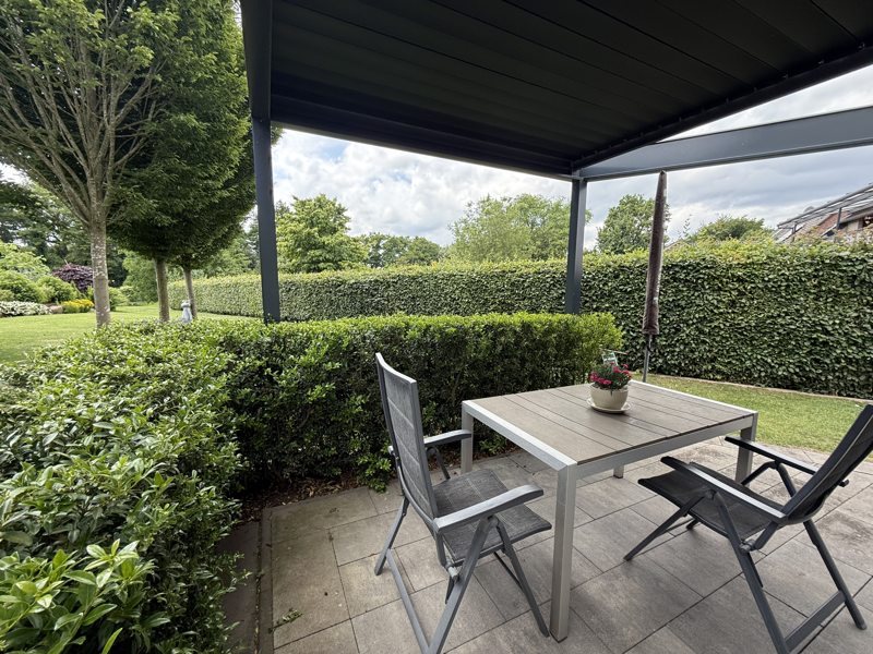 Overdekt terras met uitzicht op de tuin